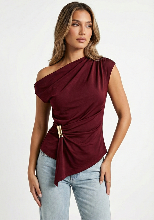 Asymmetrische top met drapering en siergesp